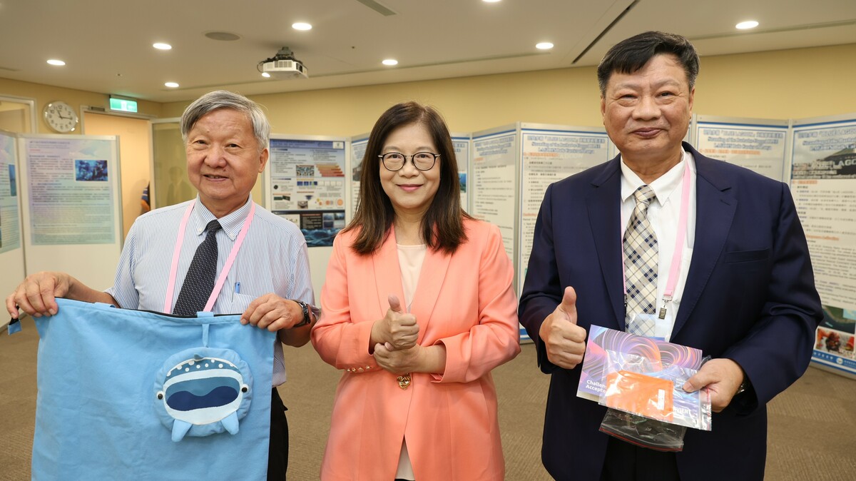 管碧玲(中)在台北跨海慰勉。 圖：海洋委員會/提供