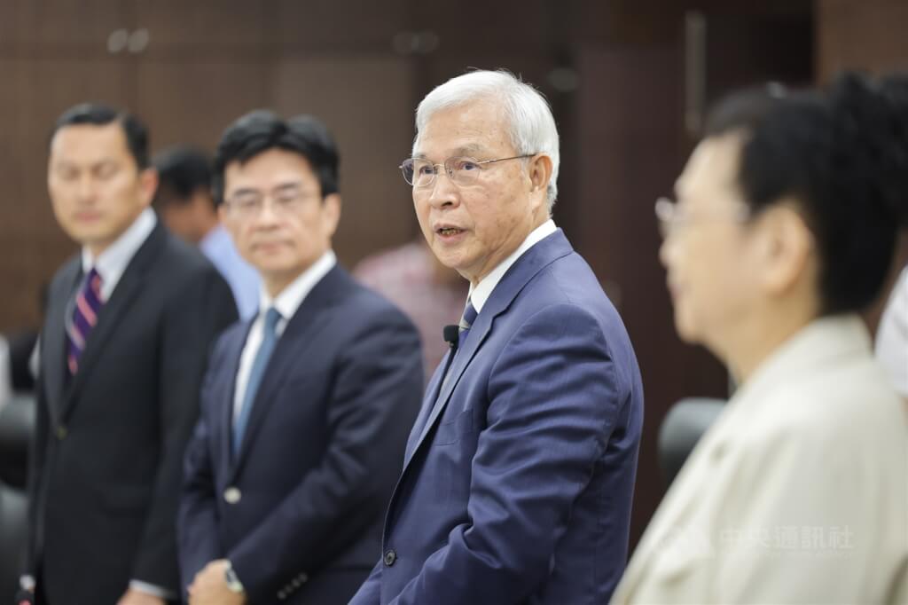 中央銀行18日舉行理監事會，央行總裁楊金龍（中右）會後主持記者會說明會議結果，決議利率連6凍，房市管制不鬆綁。 圖：中央社