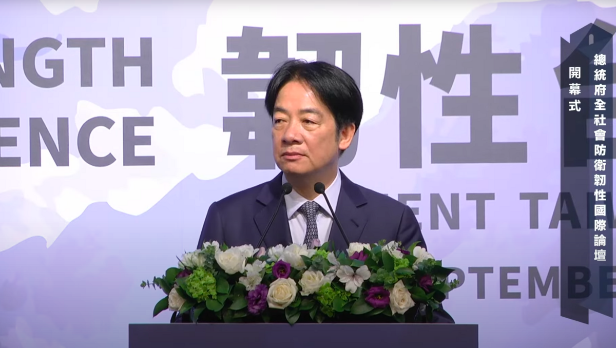 總統賴清德出席「總統府全社會防衛韌性國際論壇－韌性台灣 民主永續」開幕式。 圖：翻攝自總統府YT