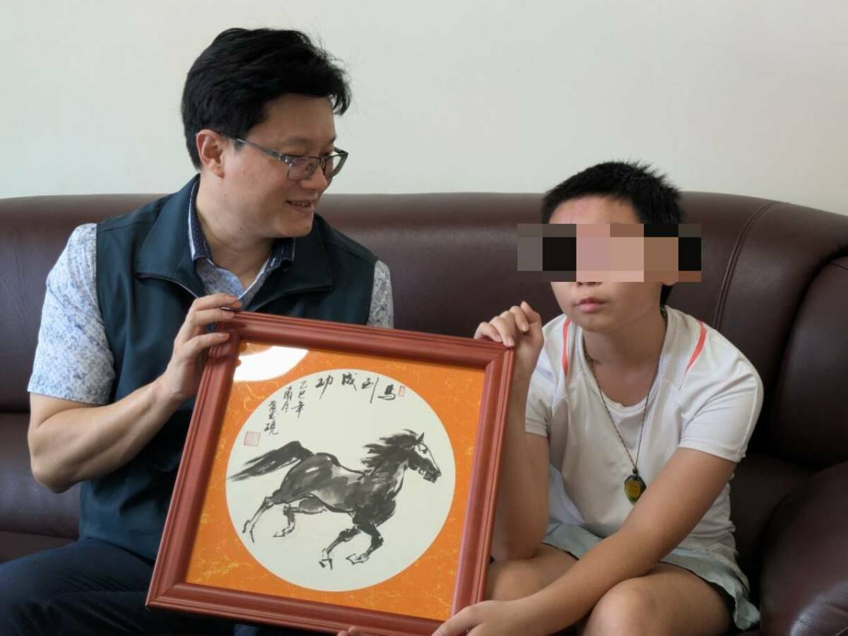 徐健麟撰寫二幅字畫鼓勵小如平安健康成長，學業與未來發展都能馬到成功。 圖：台南市政府提供