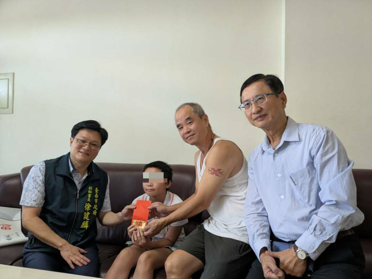 南市府副秘書長徐健麟偕將軍區長張介軍到小如家中探視，關心小如傷勢復原狀況及目前生活情形。 圖：台南市政府提供