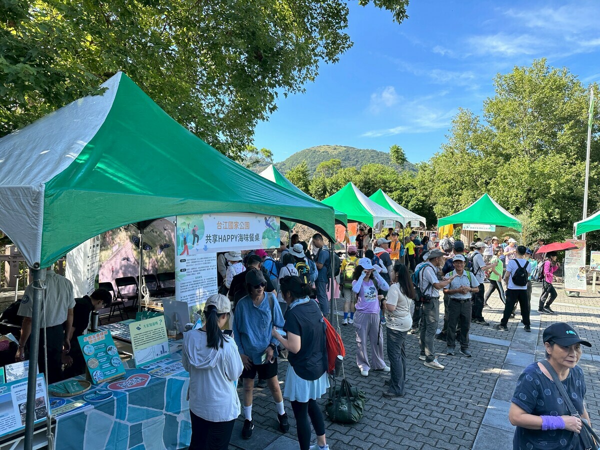 市集活動吸引大批民眾前往參觀。 圖：國家公園署提供