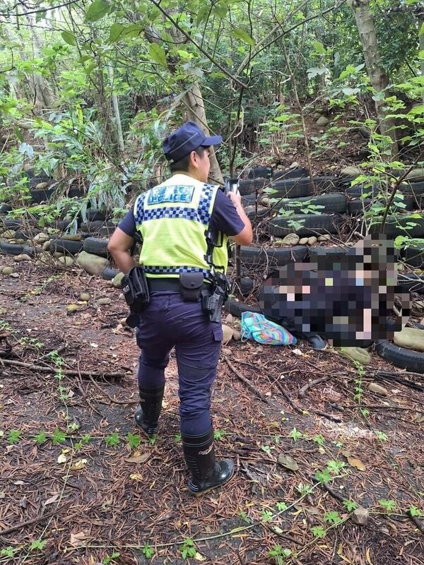 苗栗縣苑裡鎮蕭姓老翁18日出門前往山區採竹筍遲未歸，家屬報請協尋，警消及救難協會人員20日上午發現老翁，但已氣絕，警方到場採證，初步排除他殺，死因待後續相驗釐清。（民眾提供）中央社記者管瑞平傳真　114年9月20日