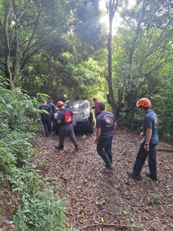 苗栗縣苑裡鎮74歲蕭姓老翁18日出門到山區採竹筍遲未歸，警消及救難協會人員獲報協尋，20日先發現老翁車輛，隨後在山徑旁發現老翁，但已氣絕。（民眾提供）中央社記者管瑞平傳真　114年9月20日