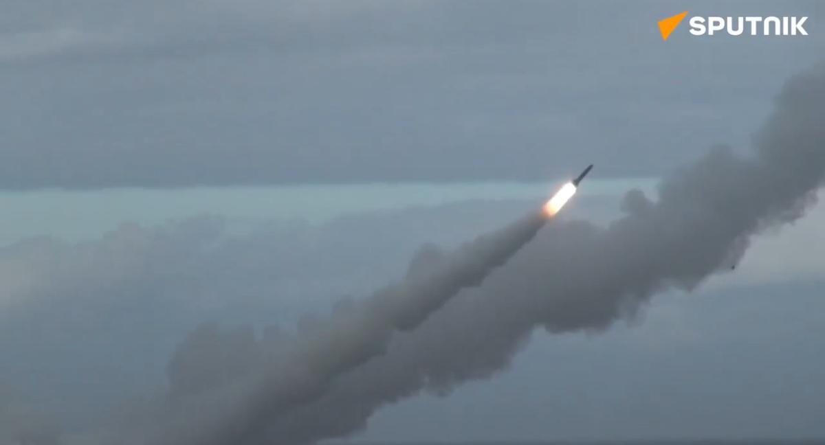 俄羅斯核動力潛艦在鄂霍次克海成功試射「縞瑪瑙」（Oniks）與「花崗岩」（Granit）超音速巡弋導彈。 圖：翻攝自 X