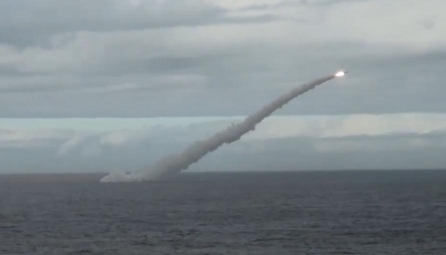 俄羅斯核動力潛艦在鄂霍次克海成功試射「縞瑪瑙」（Oniks）與「花崗岩」（Granit）超音速巡弋導彈。 圖：翻攝自 X
