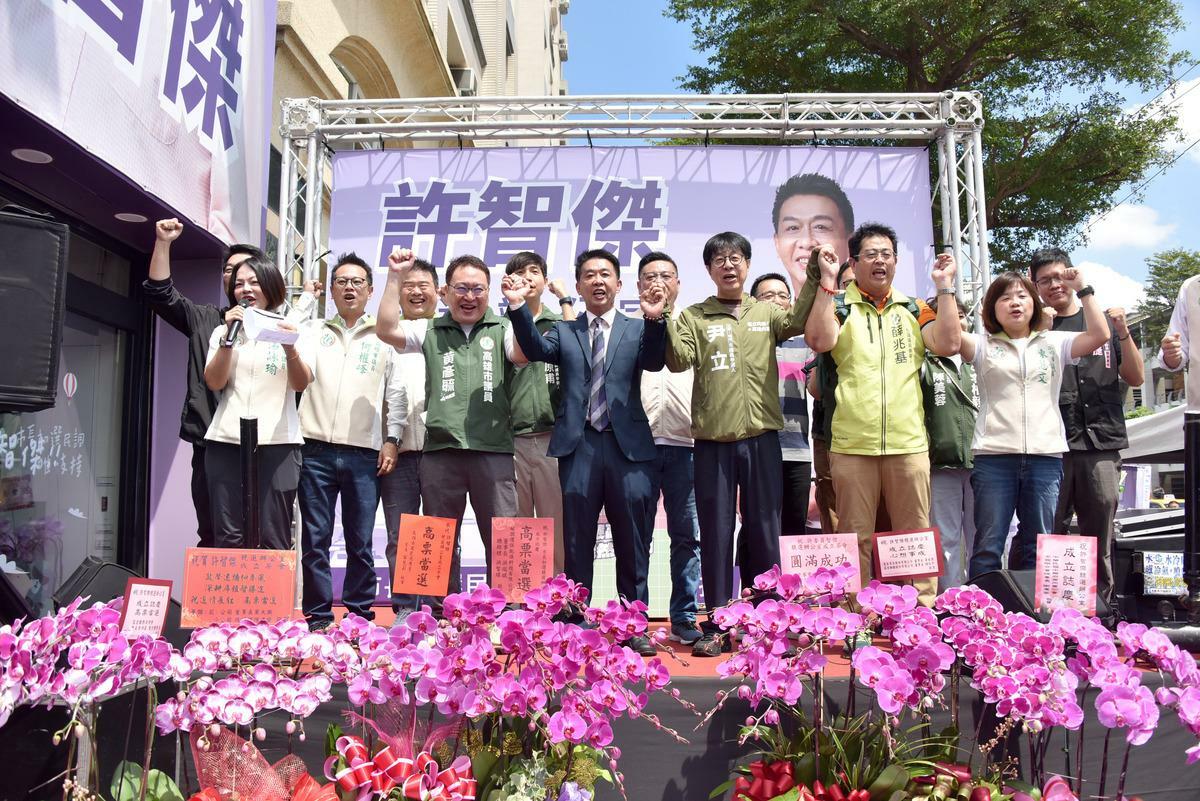許智傑(右四)成立高雄市長初選競選辦公室，多位同黨立委、議員、議員擬參選人、里長到場力挺。 圖：許智傑競選辦公室/提供