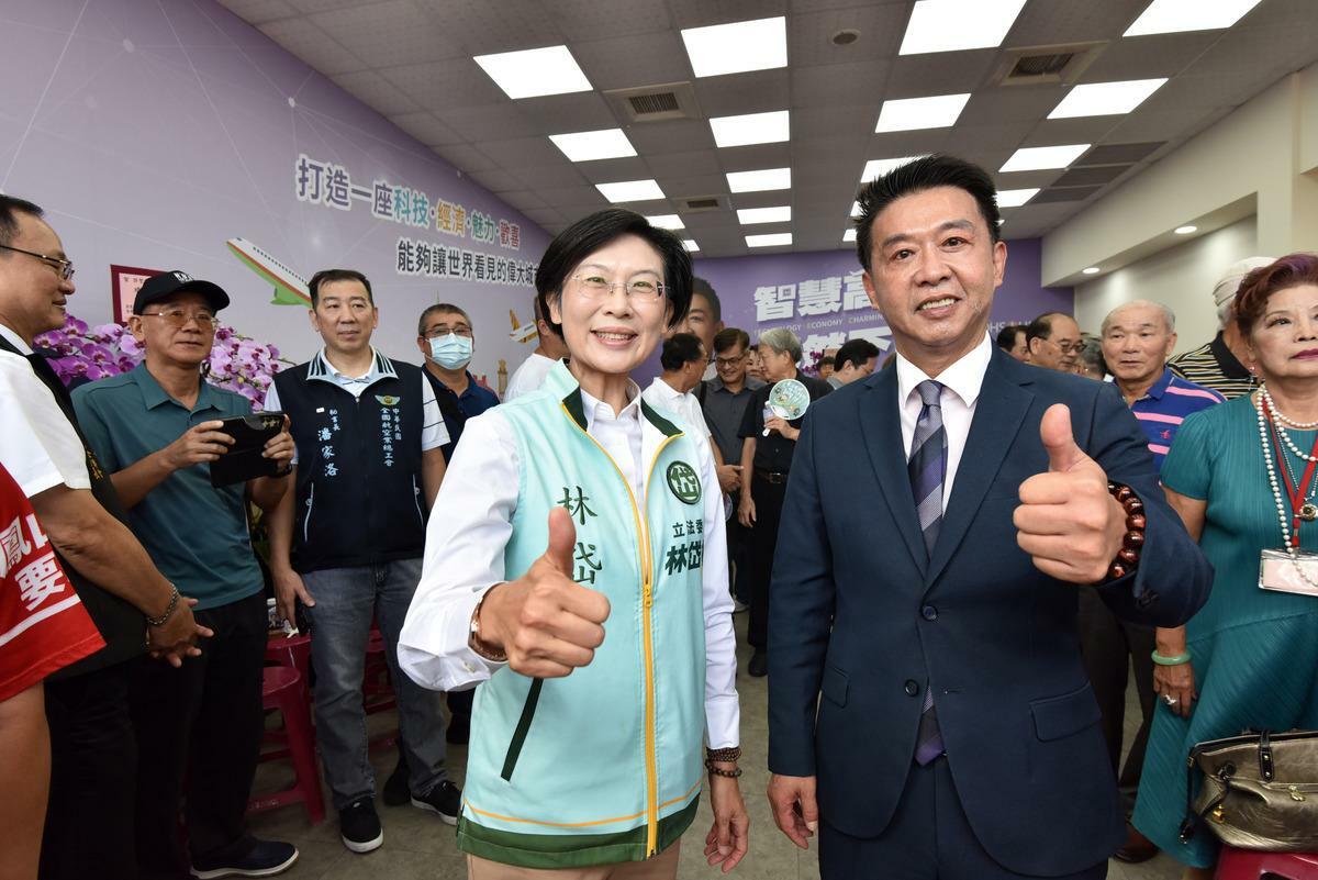 林岱樺(左)到場祝賀許智傑(右)。 圖：許智傑競選辦公室/提供