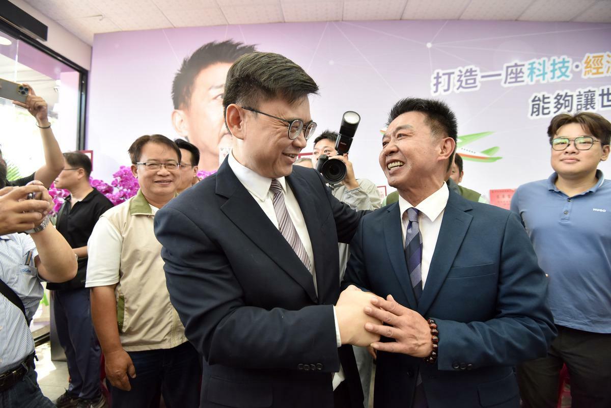 賴瑞隆(左)到場祝賀許智傑(右)。 圖：許智傑競選辦公室/提供