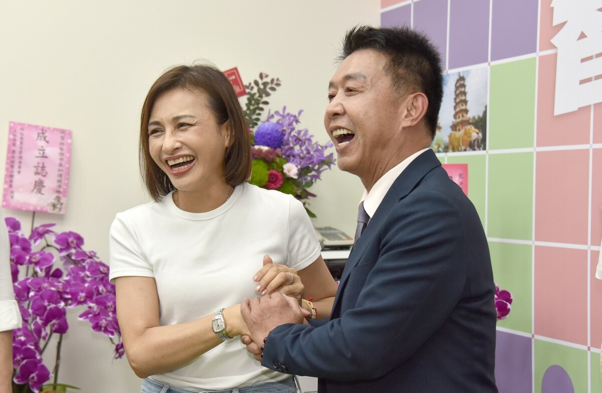 賴瑞隆(左)到場祝賀許智傑(右)。 圖：許智傑競選辦公室/提供