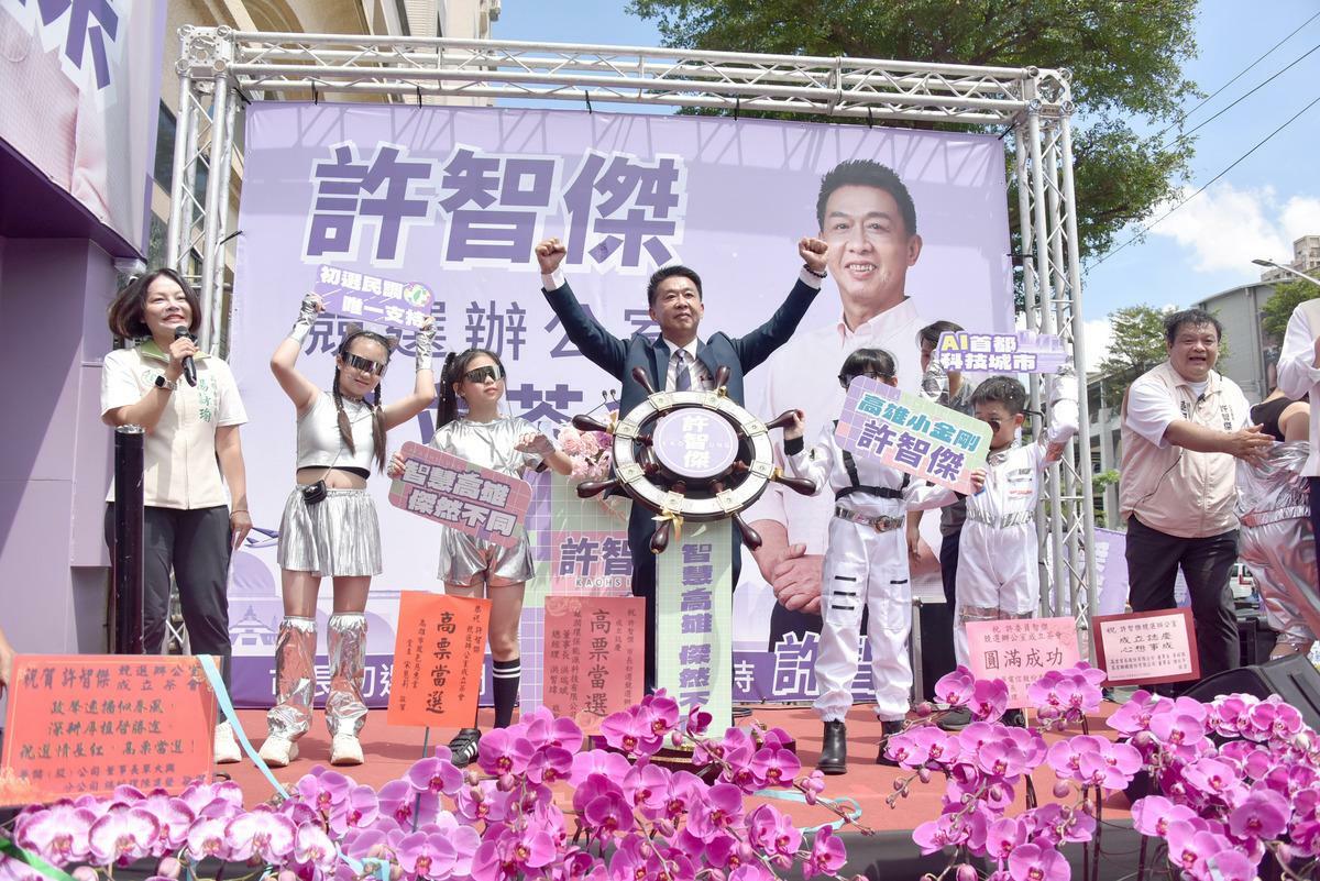 許智傑(中)邀請小朋友握住船舵，自許擔任高雄持續航向夢想的掌舵手。 圖：許智傑競選辦公室/提供