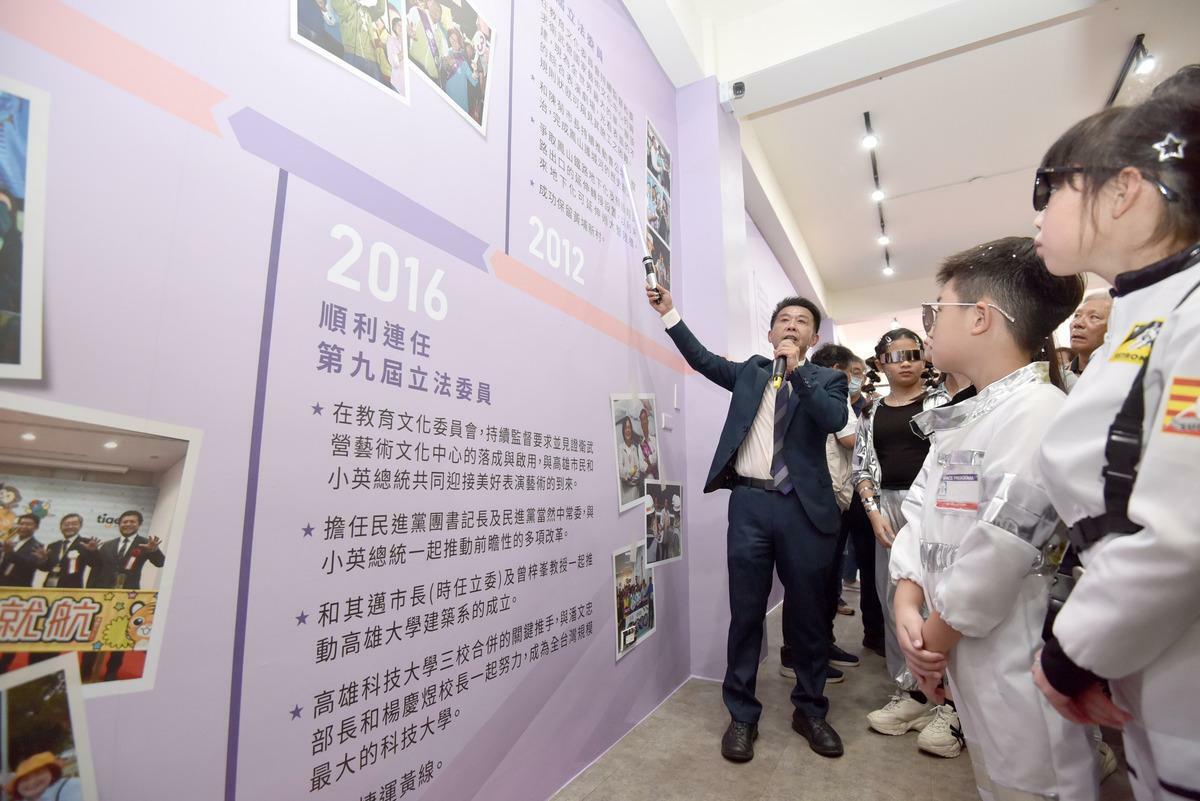 許智傑(左一)帶領支持者走過「時光走廊」，回顧從政27年來的點滴。 圖：許智傑競選辦公室/提供