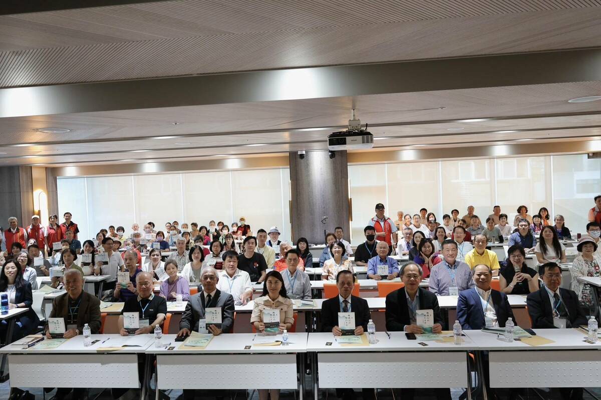 社團法人中華民國服務利他促進會「服務利他-轉他生命」論壇暨新書發表會，邀請法務部前部長曾勇夫等貴賓均參與。 圖：服務利他基金會提供