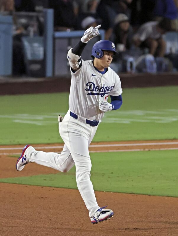 大谷翔平19日在第5局轟出逆轉戰局的3分砲，本季第52支全壘打出爐。（共同社）