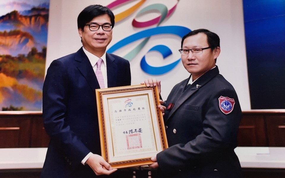 辛國勝(右)曾因表現優異接受高雄市長陳其邁(左)頒獎表揚。 圖：高雄市楠梓義消分隊/提供