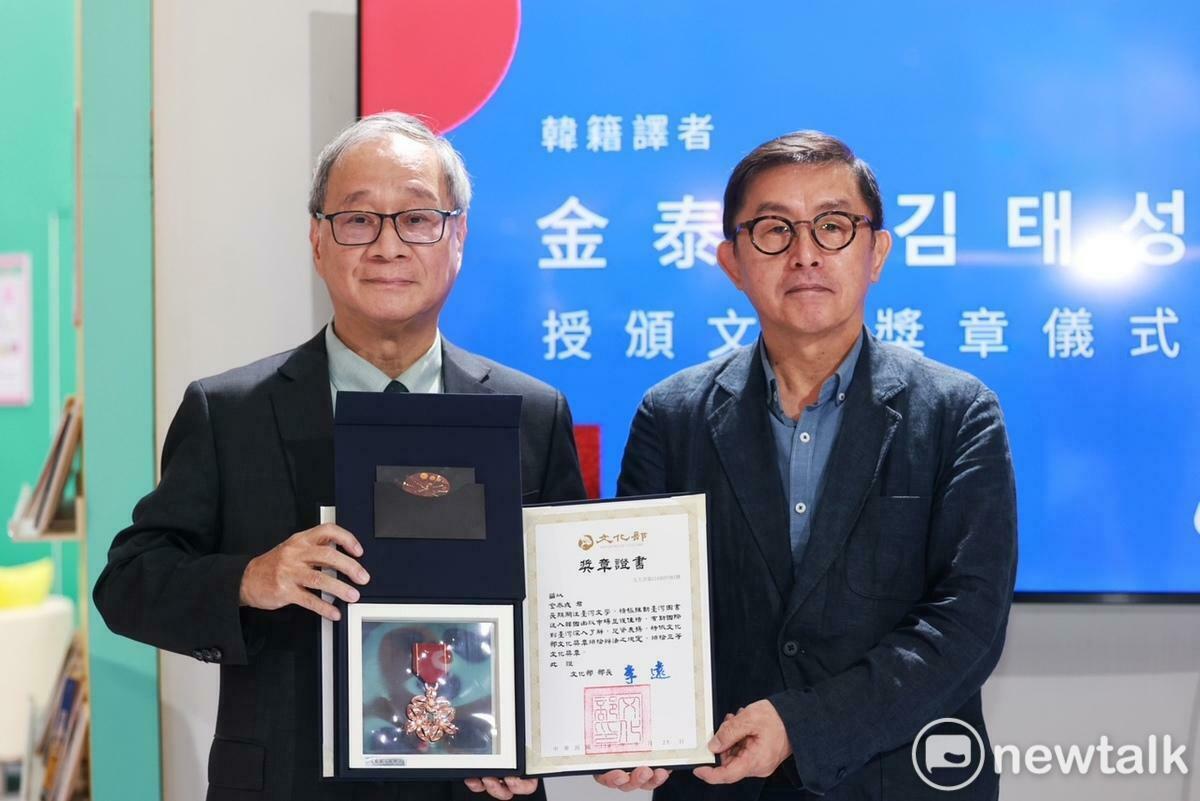 韓籍譯者金泰成大力促成台書韓譯作品於韓國出版市場上市並獲佳績，於首爾書展為台灣發聲，文化部長李遠（左）今（20）日頒贈三等文化獎章予韓籍譯者金泰成。 圖：唐復年/攝