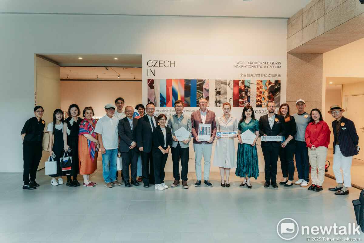 「捷克秋日、相遇臺南」系列活動以臺南市美術館一館的《CZECH IN｜捷克玻璃工藝創新展》開幕活動揭開序幕，這場展覽由捷克玻璃之都亞布洛內茨玻璃與珠寶博物館首席策展人 Petr Nový 親臨導覽，帶領觀眾穿越三世紀的玻璃藝術發展，親眼見證波西米亞水晶與捷克玻璃設計如何改變世界。 圖：台南市美術館提供