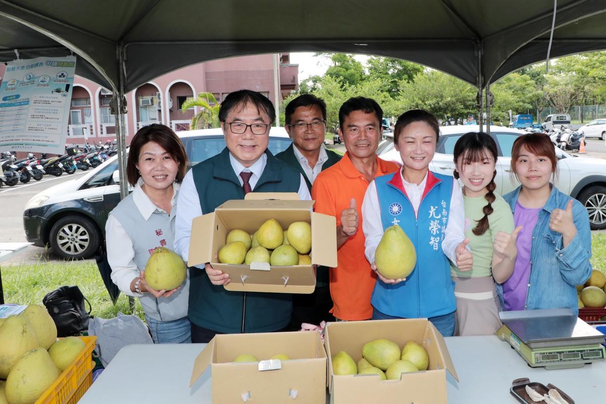 一年一度的「麻豆文旦節」登場！今年以「柚佑麻豆・安康曾文」為主題，串連產業、文化與觀光，今日在曾文市政願景園區舉行主場活動，台南市長黃偉哲特別邀請全國民眾一起走進麻豆，感受柚香四溢的金秋風情。 圖：台南市政府提供