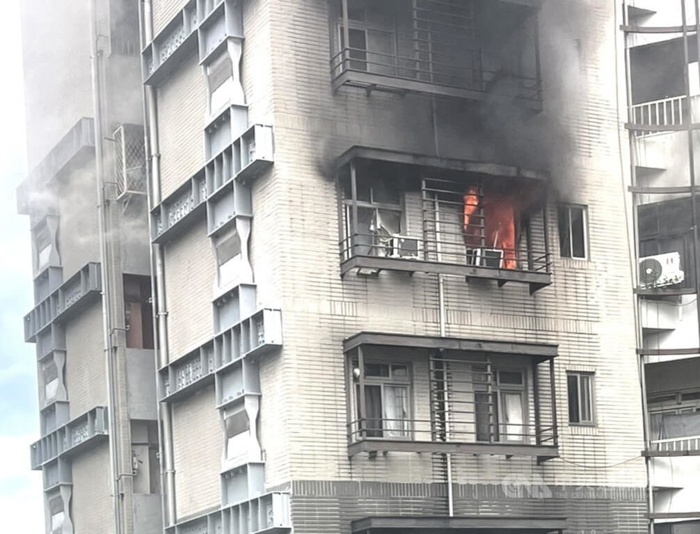 台北市文山區一處民宅20日發生火警，消防人車獲報到場發現民宅4樓已冒出火舌、濃煙，立即拉水線搶救，搶救期間在屋內救出1名約70歲行動不便男子，呈現OHCA狀態，緊急送醫搶救。（翻攝畫面）中央社記者劉建邦傳真  114年9月20日