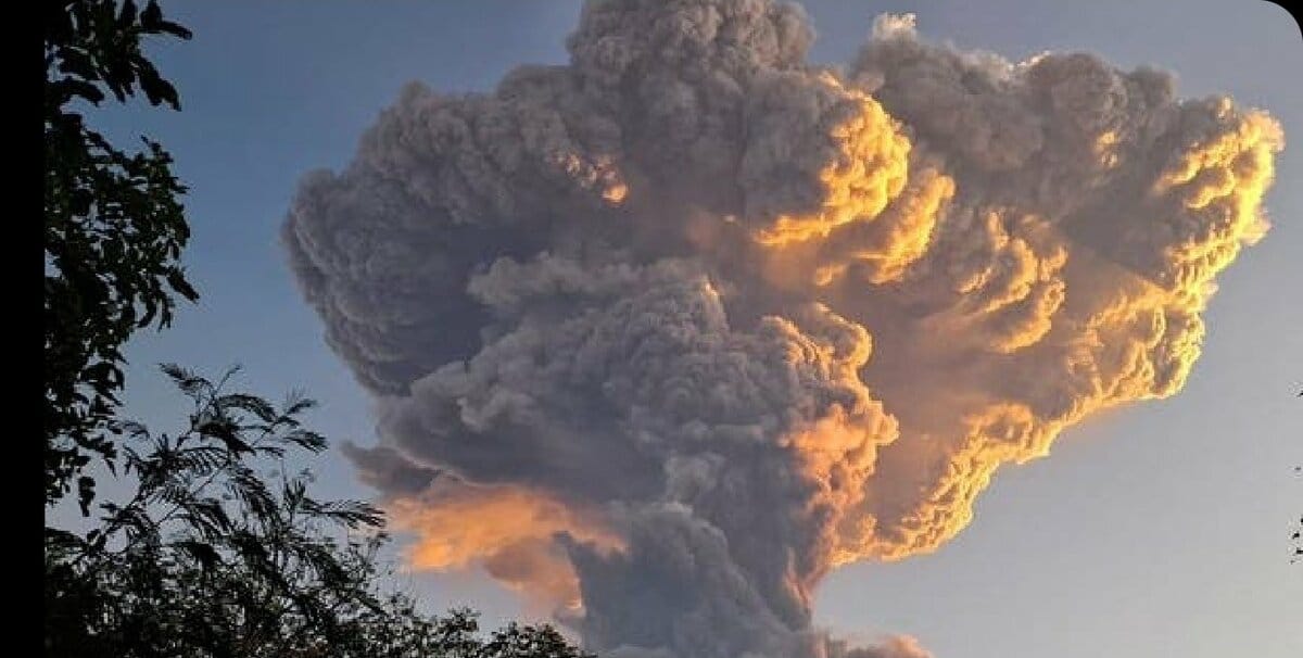 勒沃托比火山（Lewotobi Laki-Laki）自19日晚間起連續多次火山噴發。 圖：翻攝自 X