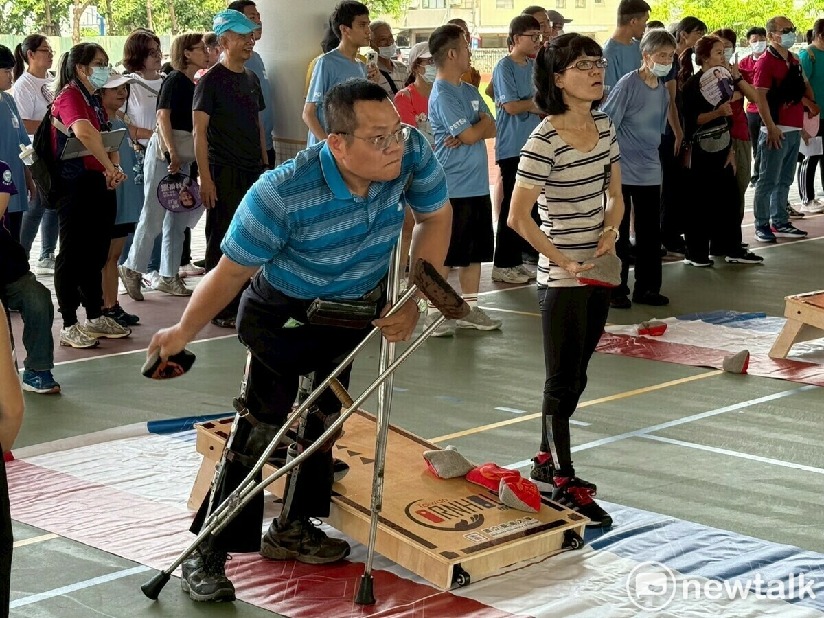 臺南市身心障礙者布袋球比賽在台南市南區永華國小熱鬧登場，有10個台南市身障團體與學校組隊參加，對於這項新奇的運動，參賽選手都興趣盎然，爭相上場一展身手，場面相當熱烈。 圖：黃博郎／攝