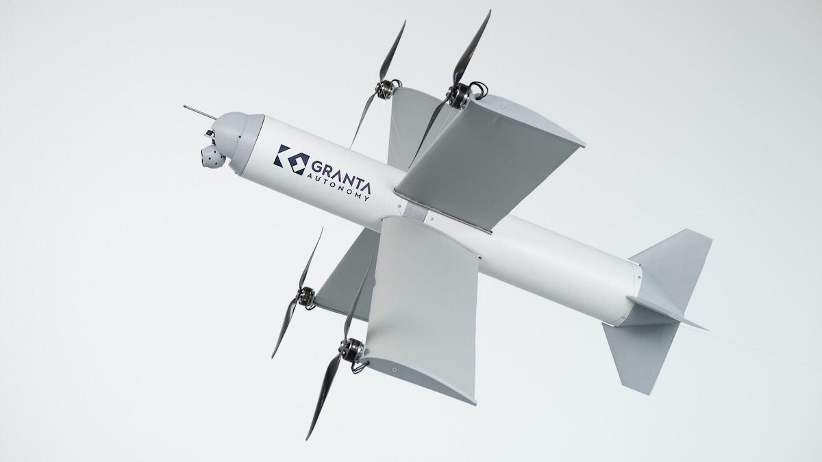烏克蘭新創無人機公司 Granta Autonomy 近期推出新款固定翼自殺無人機，宣稱該款無人機由 AI 系統驅動，且具備垂直起降能力，能直接投入烏軍前線使用。 圖：翻攝Granta Autonomy官網