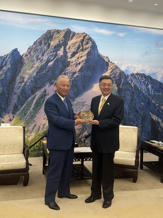 行政院卓榮泰院長與甘利明榮譽會長合影。 圖：來源/台灣日本研究院