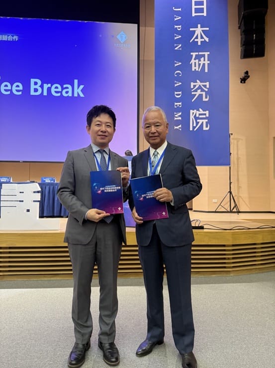 甘利明榮譽會長與李世暉理事長合影。 圖：來源/台灣日本研究院