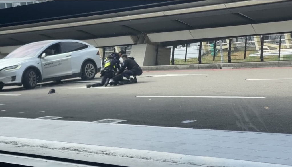 航空警察局員警20日上午在桃園機場外攔查違規攬客業者時遭駕駛拒檢、衝撞，警方連開8槍制止、無人中彈，於現場壓制逮捕駕駛。（民眾提供）中央社記者葉臻傳真 114年9月20日