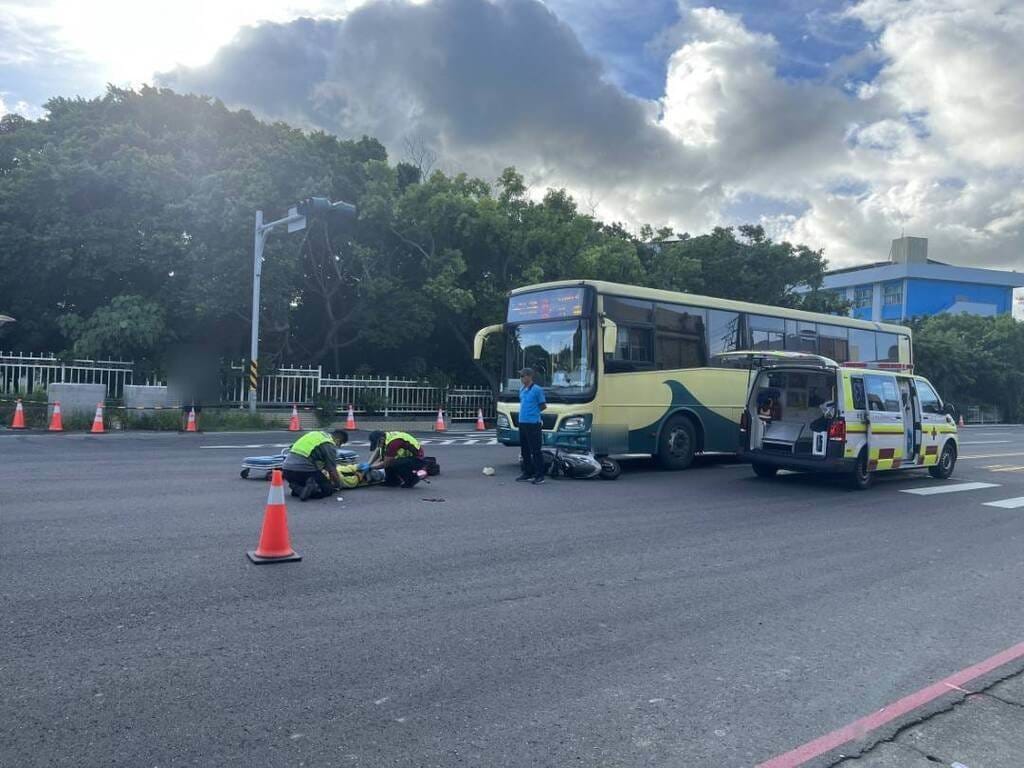 屏東縣恆春鎮南灣路段核三廠前路口20日下午發生一起客運與機車碰撞車禍。機車騎士與後座乘客皆有腦出血重傷，緊急送醫搶救。（恆春警分局提供）中央社記者黃郁菁傳真　114年9月20日