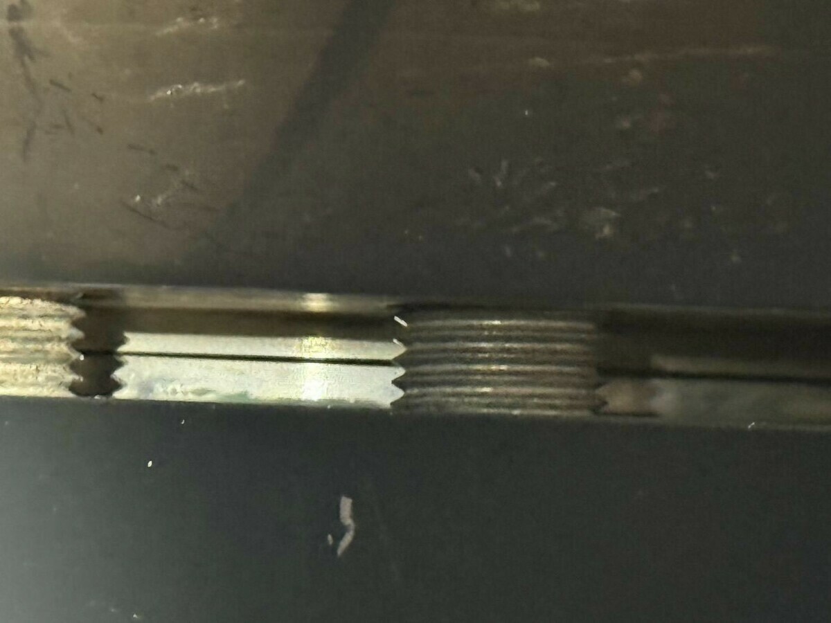 興達電廠新2號機2-2號氣渦輪機火警隔天，查看天然氣加熱器下游法蘭接合面縫隙、初判無墊片殘留。 圖：台電公司/提供