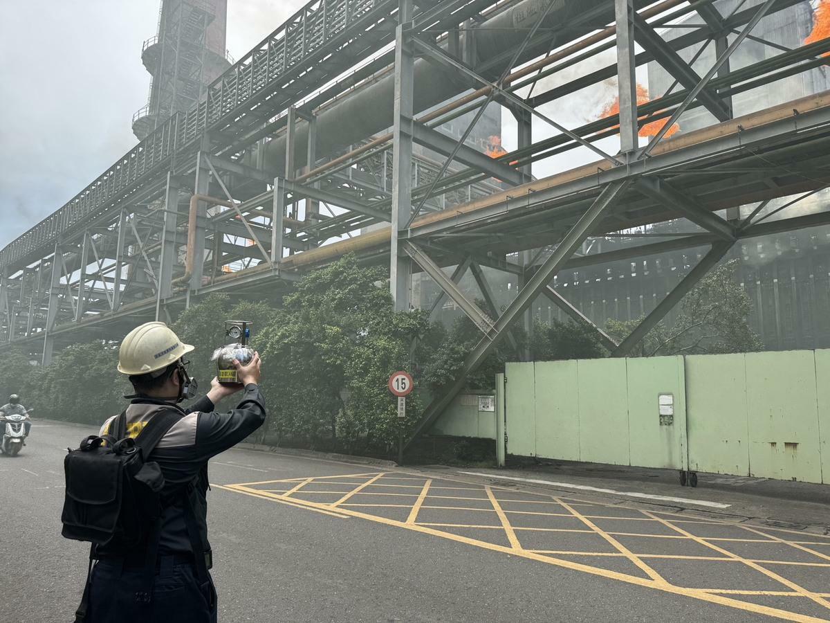 環保局空污小組於火警現場進行環境偵測。 圖：高雄市環保局/提供