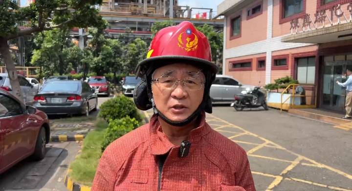 高市消防局長王志平現場坐鎮救災。 圖：高雄市消防局/提供