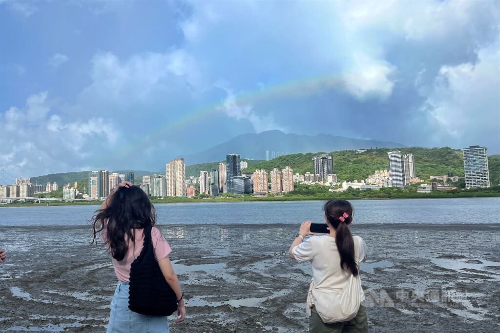 中央氣象署持續發布颱風樺加沙海上颱風警報，21日上午已增強為強颱，晚間北部、東北部、東部會有間歇性降雨。圖為民眾趁著風雨還未增強，到新北市八里區拍攝彩虹。中央社記者徐肇昌攝　114年9月21日