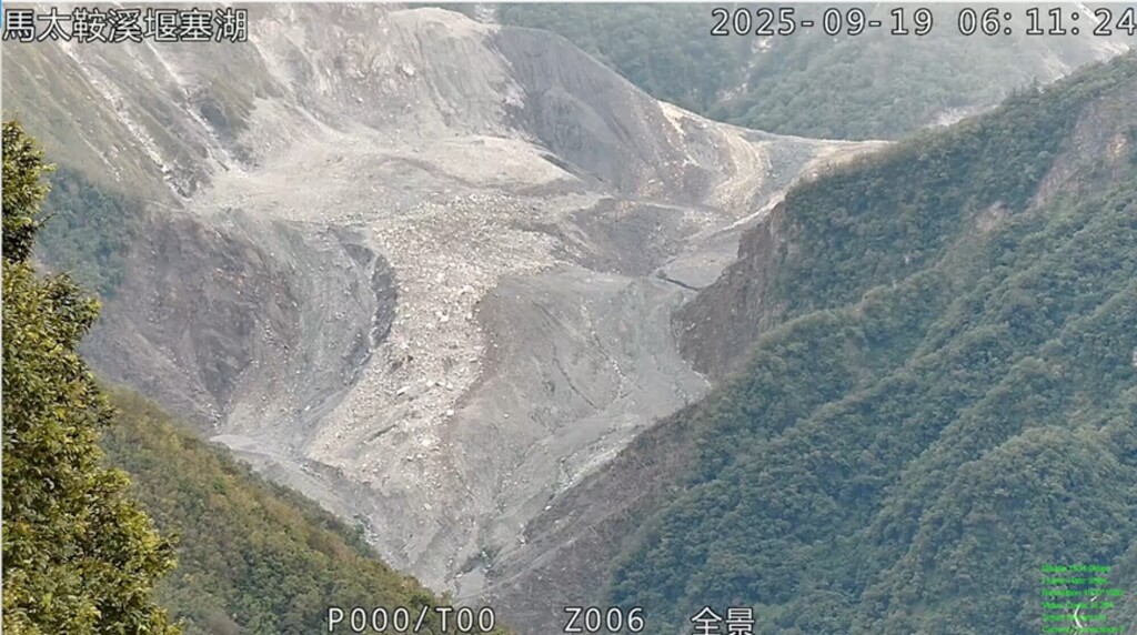 颱風樺加沙逼近，監測單位預估花蓮馬太鞍溪堰塞湖累積雨量可能達溢流水位。（林業及自然保育署花蓮分署提供）