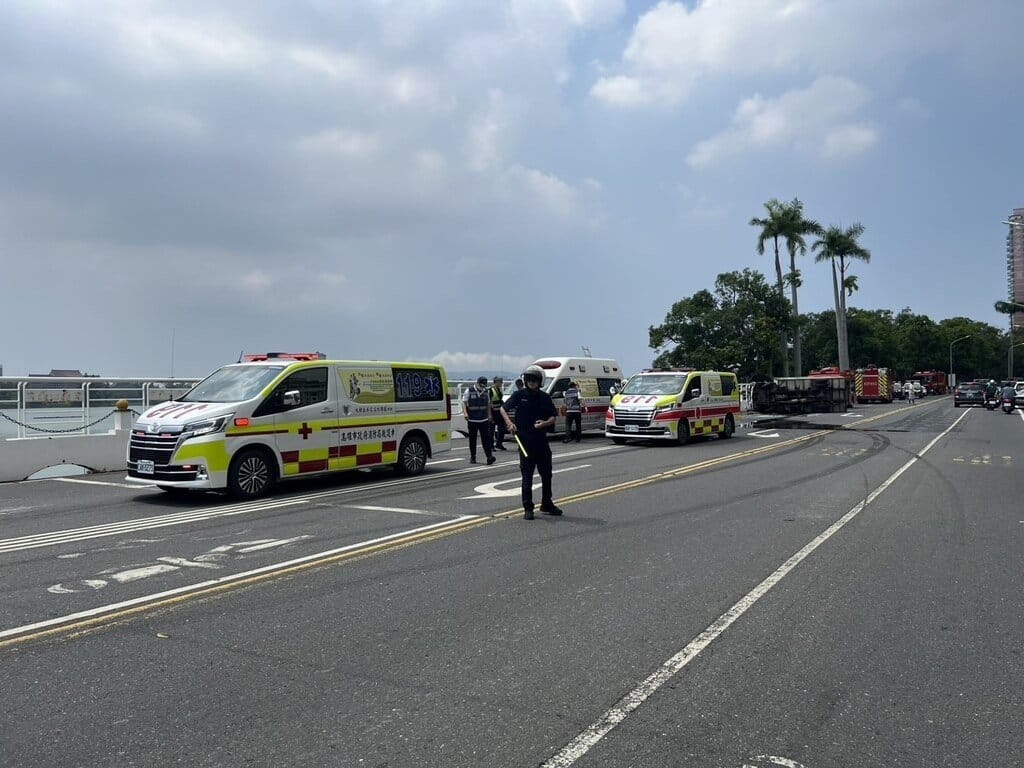 28歲郭姓男子21日上午駕駛小貨車沿高雄市鳥松區文前路行駛，疑似過彎時不慎失控，擦撞對向「三貼」機車，郭男、潘姓女騎士及其母親、姪女受傷，4人均由救護人員急救處置後送醫，其中潘女的母親經搶救不治。（高雄市政府警察局仁武分局提供）中央社記者張已亷傳真　114年9月21日