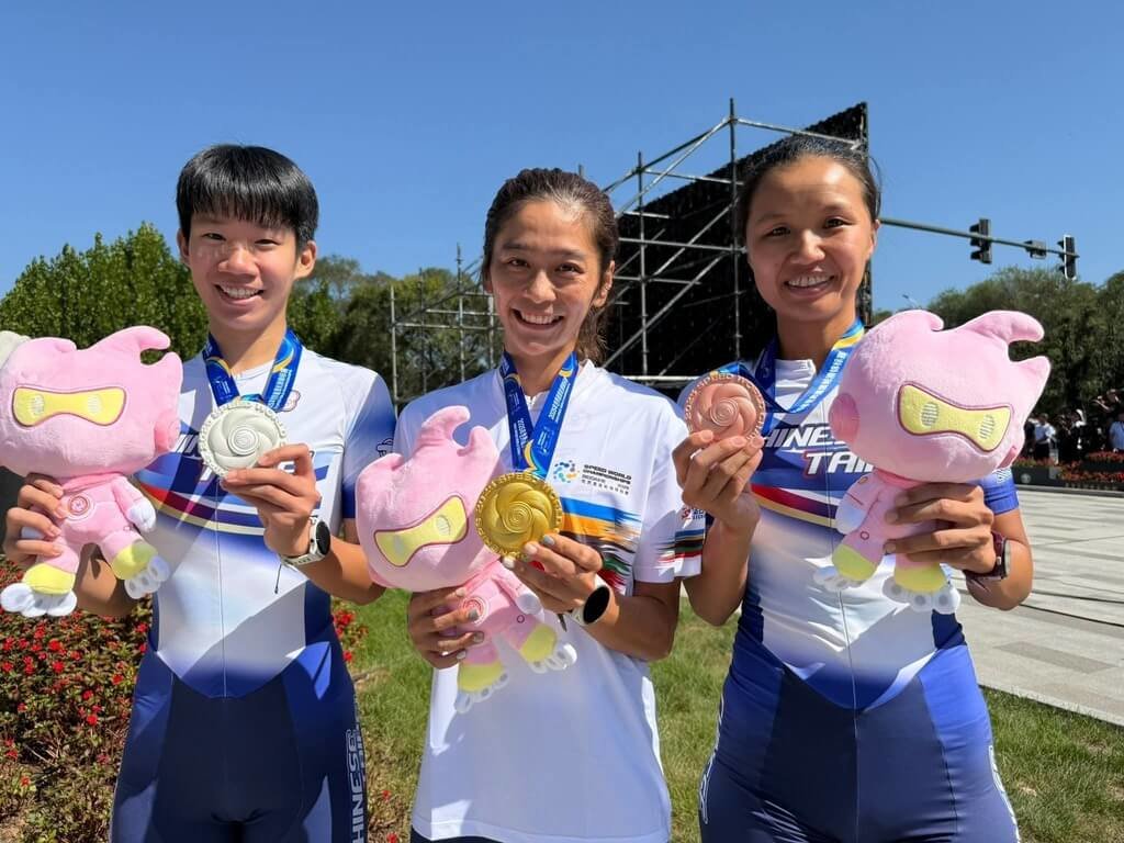2025世界競速溜冰錦標賽在中國舉行，21日進入最後一天賽事，台灣選手在女子馬拉松項目展現宰制力，其中劉懿萱（中）勇奪金牌，隊友施沛妤（左）摘下銀牌、李孟竹（右）獲得銅牌。（教練王伯孚提供）中央社記者陳容琛傳真　114年9月21日