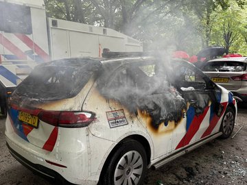 荷蘭海牙今（21）日爆發大規模反移民抗議，警車遭示威民眾縱火。 圖：翻攝自 X