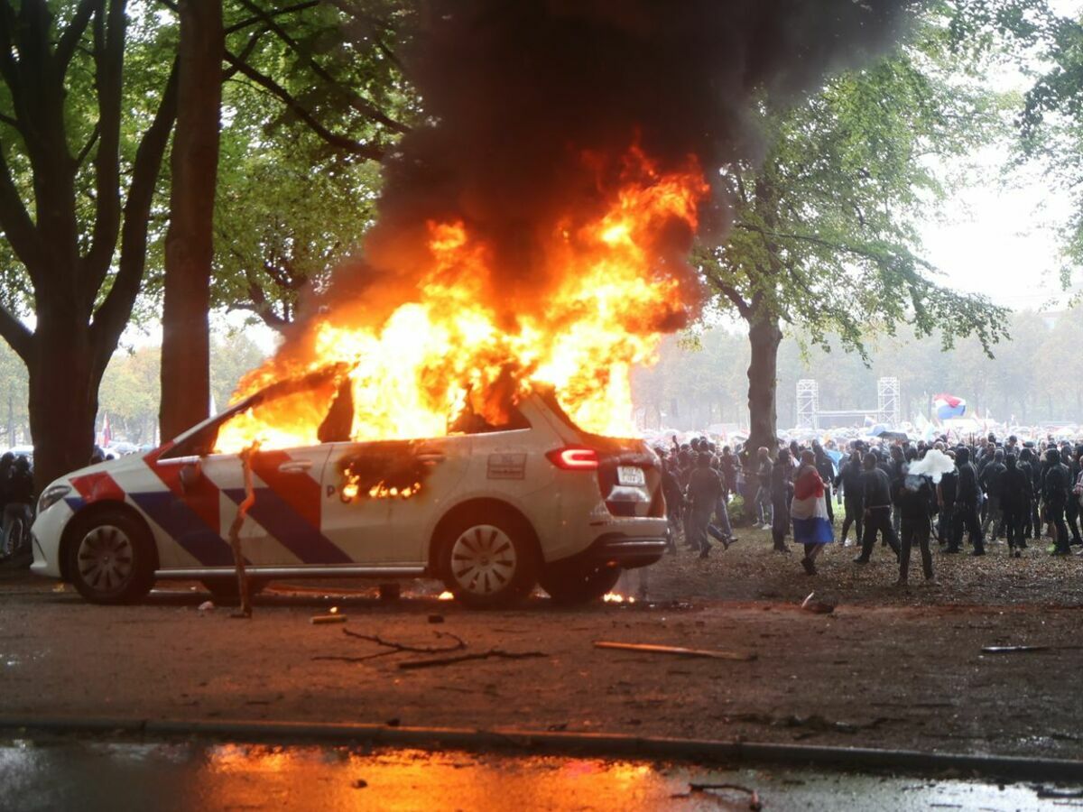 荷蘭海牙今（21）日爆發大規模反移民抗議，警車遭示威民眾縱火。 圖：翻攝自 X @EurowatcherEUW