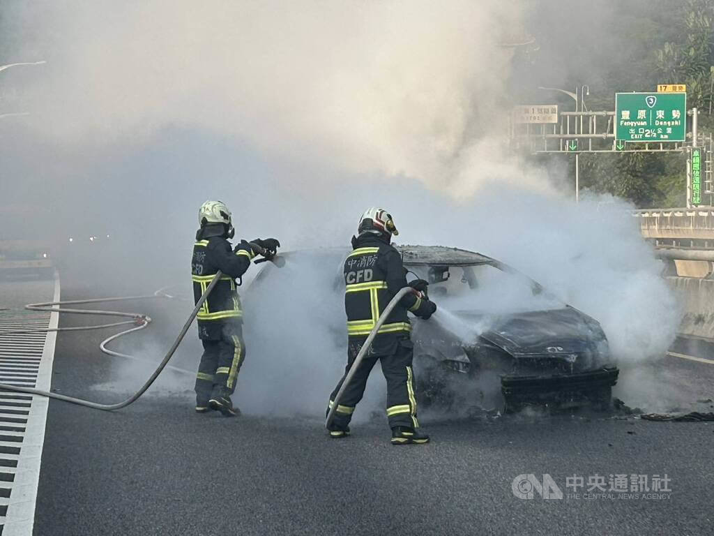 國道4號台中豐原區路段21日下午一輛自小客車疑自撞後起火，消防人員獲報到場撲滅火勢，現場已排除，恢復全線通車，車內無人員受困、受傷。（翻攝照片）中央社記者蘇木春傳真　114年9月21日