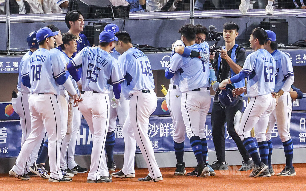 中華職棒富邦悍將陳真（右4背對者）21日在「悍將遊俠」林哲瑄（右5）生涯最終戰中，拿著林哲瑄的球棒轟出陽春砲，他在繞壘時就忍不住掉淚，回到休息室與林哲瑄擁抱時更是淚崩。中央社記者張新偉攝　114年9月21日