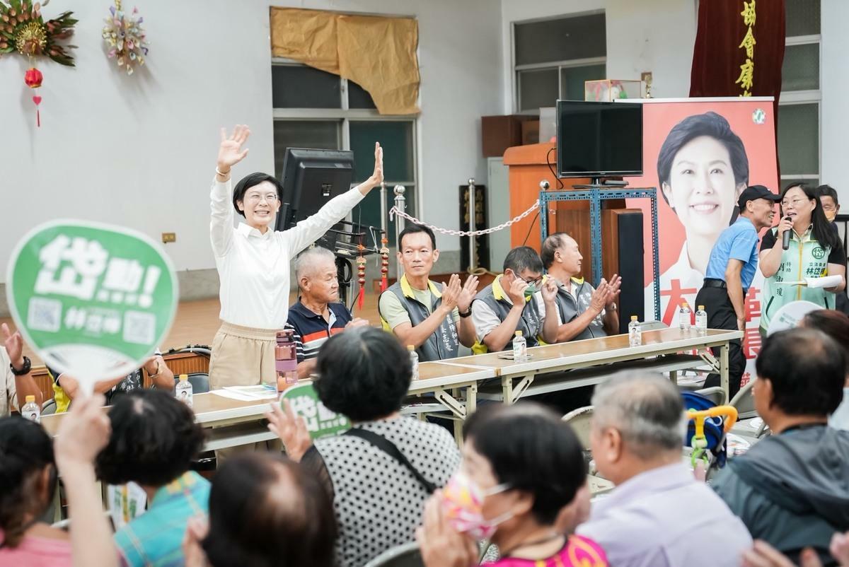 林岱樺(左一)於梓官區舉辦地方建設座談會。 圖：林岱樺服務處/提供