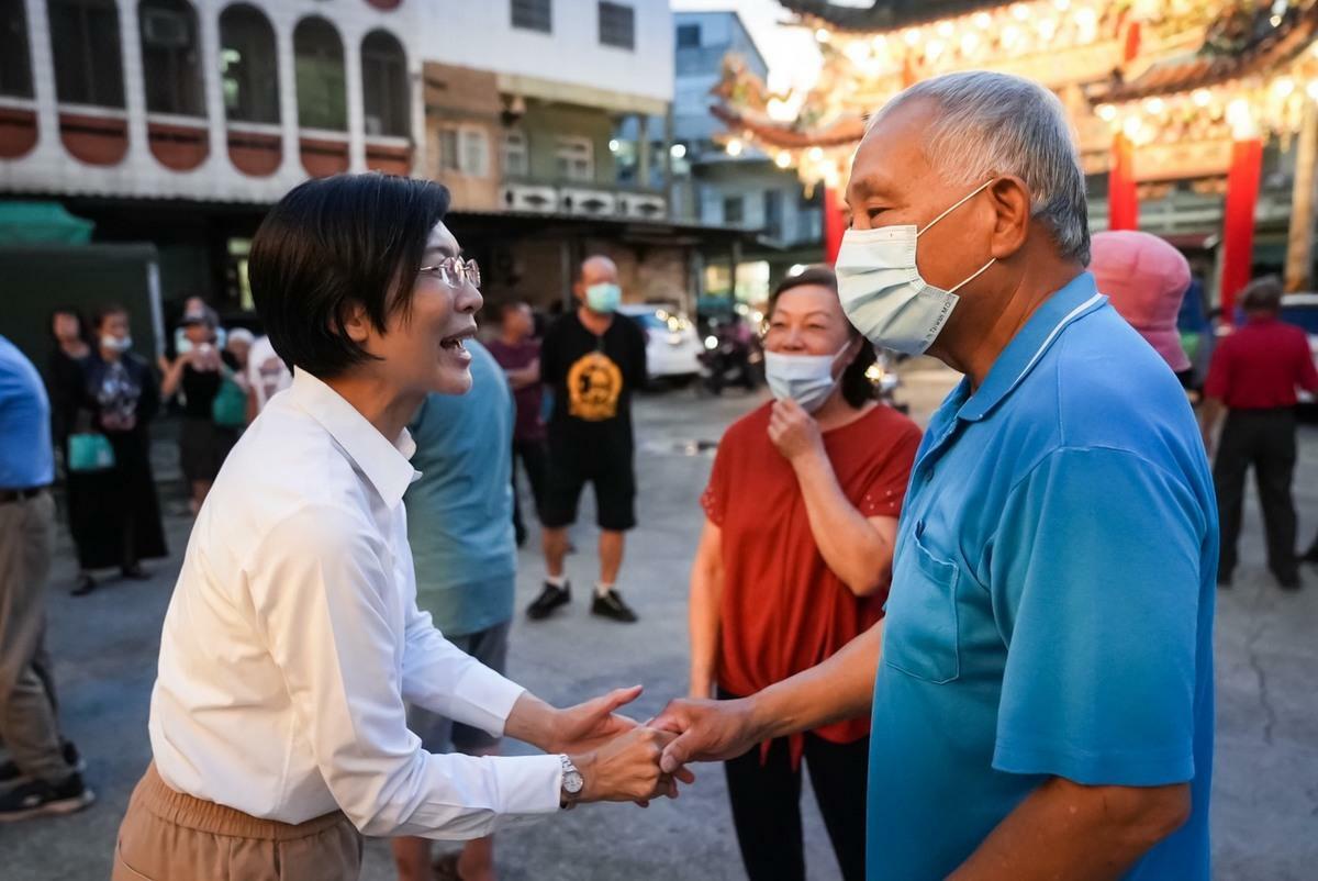 林岱樺(左)親切問候梓官居民，展現平易近人的一面。 圖：林岱樺服務處/提供