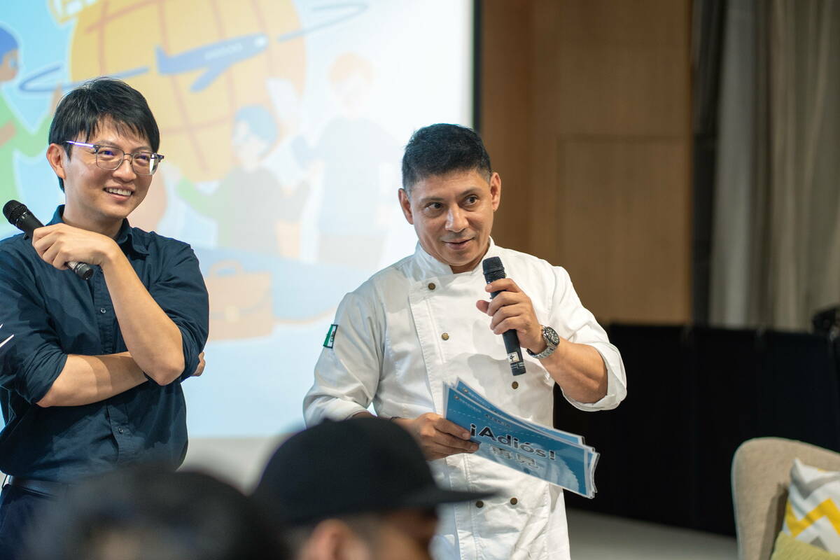 第二場國際沙龍下半場由墨西哥主廚Manny(右)主講，林楷軒(左)也到場與青年交流，現場氣氛熱烈。 圖：高雄市青年局/提供