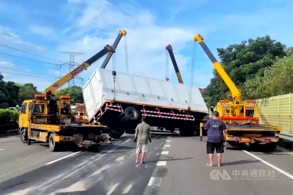 國道公路警察局表示，22日上午7時25分許，國道3號南下57.5公里大溪路段發生一起聯結車翻覆事故，佔據3線車道導致車流嚴重回堵，事故在上午8時45分排除，所幸無人傷亡。（翻攝照片）中央社記者吳睿騏桃園傳真　114年9月22日
