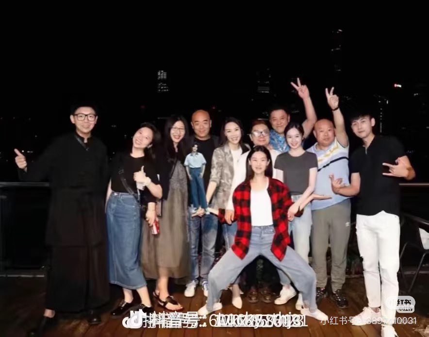 近期在小紅書平台上流傳一張合照，引發熱議。照片中多名曾涉及刑案的人物被指「同框現身」，與他們過去聲稱「互不相識」的說法產生矛盾。其中一名身穿黑色長袍的男子，被網友稱為「辛奇」，更有傳聞指其可能是「菜奇」的私生子。相關說法尚未獲得證實，但已在網路上引起大量討論。 圖:翻攝自X@xinwendiaocha