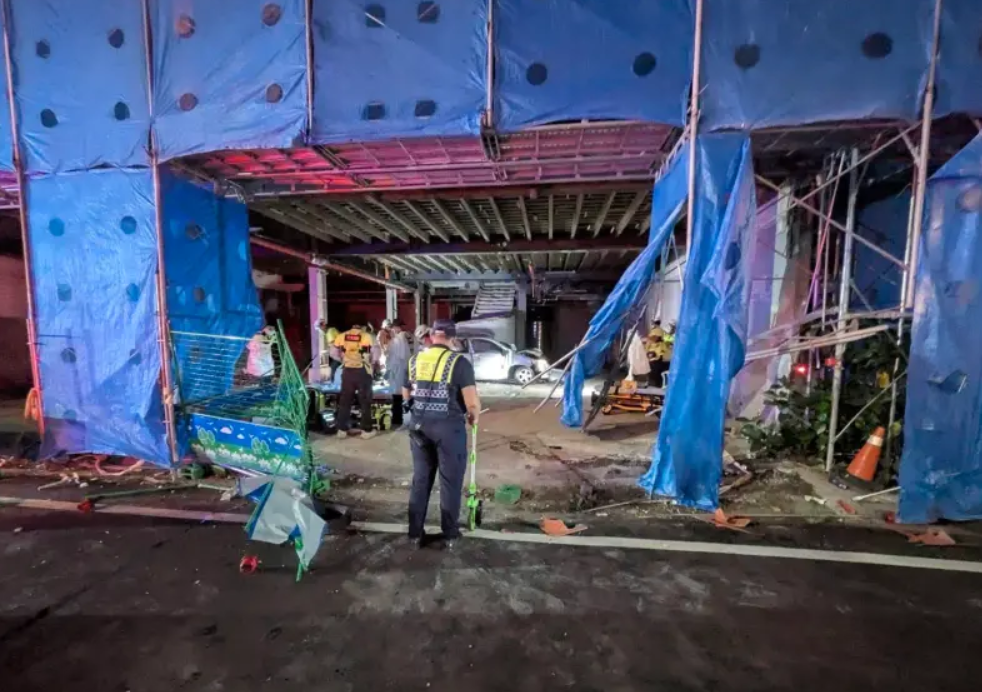 新竹市經國路21日凌晨發生4死車禍，車子高速撞進工地，車身嚴重受損。 圖：新竹市消防局提供
