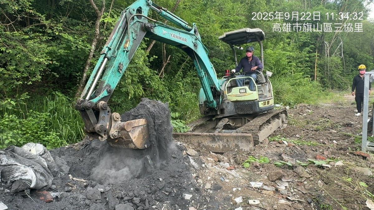 高市環保局複查馬頭山廢棄物清理情形，派員進場代為履行廢棄物清除工作，並已完成公有土地上遭棄置的廢鋁渣打包。 圖：高雄市環保局/提供（資料照）