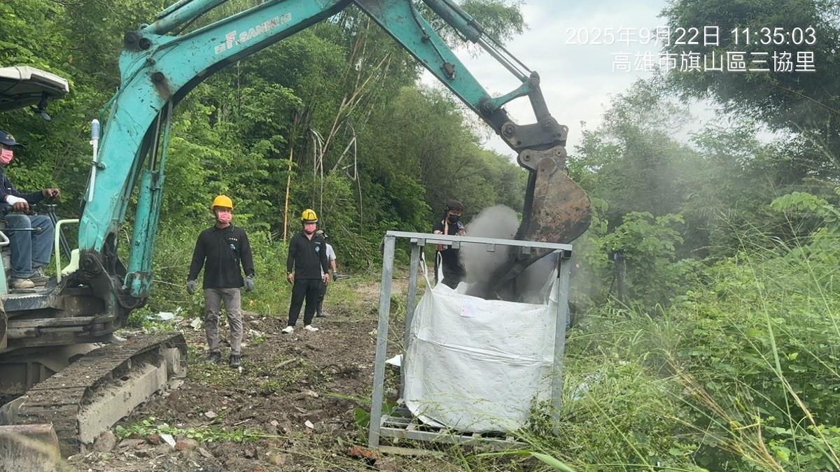 環保局要求行為人、地主限期清理廢棄物，若拒不配合，依法移送強制執行，由環保局代履行。 圖：高雄市環保局/提供