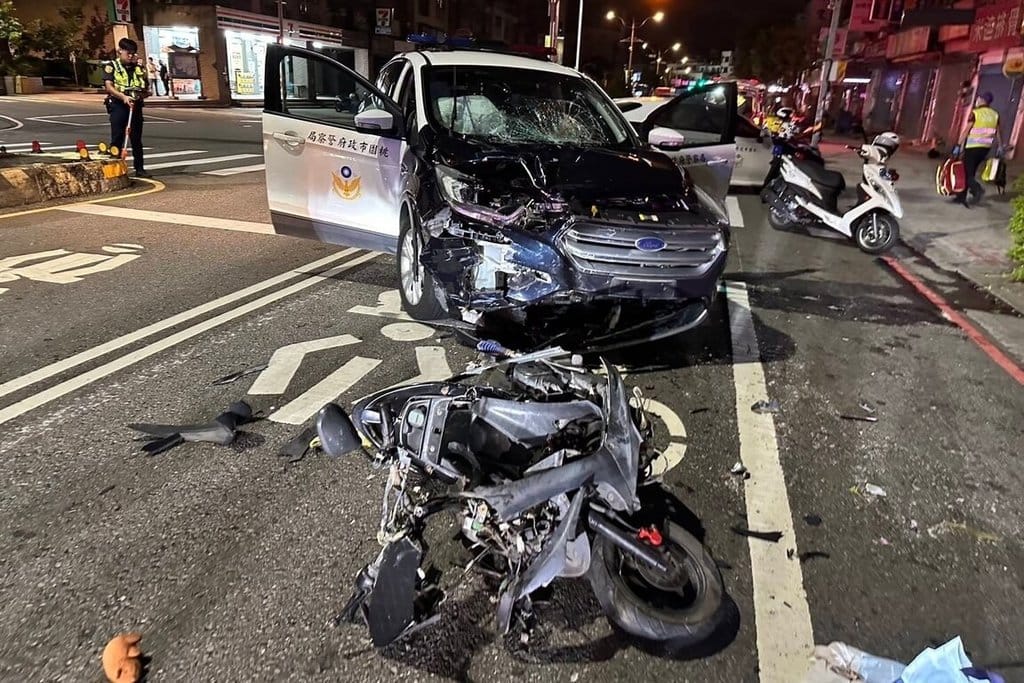 一名騎乘機車的張男，22日凌晨自桃園市中壢區龍岡路口騎車經過，發現員警注視隨即心虛加速闖紅燈逃逸，員警見狀即開啟警鳴器、警示燈示意攔停，張男拒檢逃逸，沿途逆向6次、闖紅燈13次，車速一度突破時速百公里，後續因車速過快撞上攔截的巡邏車。（桃園市警局中壢分局提供）中央社記者吳睿騏桃園傳真　114年9月22日